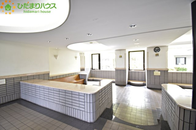 ワコーレ・ロイヤルガーデン・北本B棟のエントランス