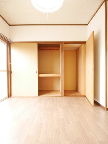 LUNA FIOREの寝室|収納は1間半分、たっぷり入ります。