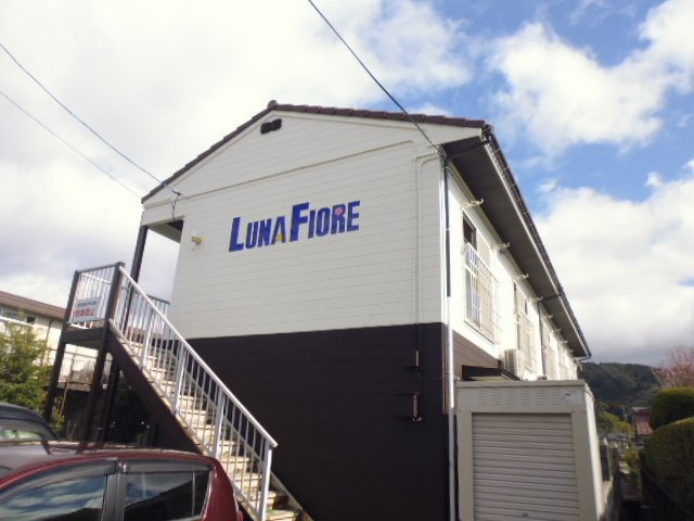 LUNA FIOREの外観|白とグレーのツートンカラーが目をひきます。