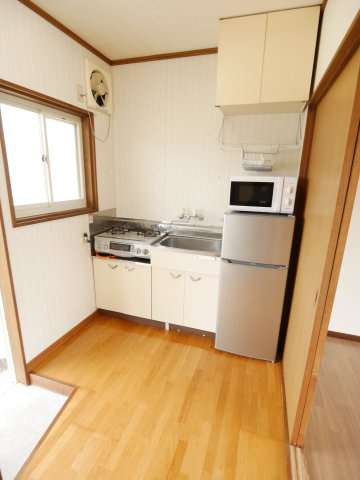 LUNA FIOREのキッチン|希望者には家電（冷蔵庫・洗濯機・電子レンジ・ガスコンロ）の無料貸し出しします。ガスコンロは二口あるので料理も楽しめますよ。