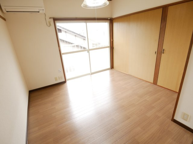 LUNA FIOREの洋室|南西向きの掃き出し窓で日当たりもいいです。