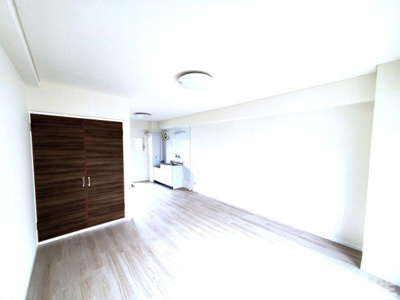 【居間・リビング】 | ハイツ万代5 | こちらの居間で趣味の時間をお楽しみください