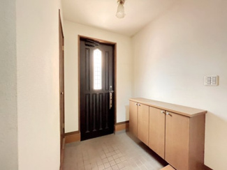 【玄関】 | 下新田　中古戸建て | ■下駄箱・収納もある玄関です！