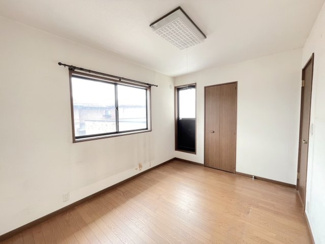 【洋室】 | 下新田　中古戸建て | ■2F南側洋室6帖／バルコニーへの出入りが可能です！