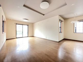 【居間・リビング】 | 下新田　中古戸建て | ■L字型で、明るく広々としたリビングです！