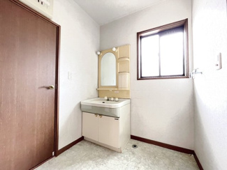 【独立洗面台】 | 下新田　中古戸建て | ■スペースも広い独立洗面台です！