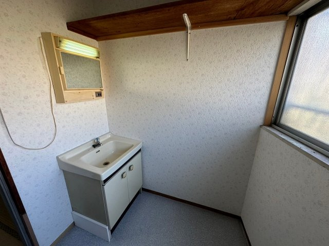 一戸建　山科区大塚南溝町の独立洗面台|上部に収納棚あり