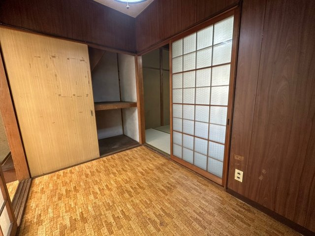 一戸建　山科区大塚南溝町の内装|３帖の納戸　階段下収納スペースあり