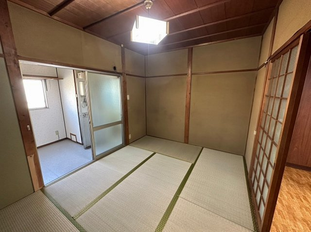 一戸建　山科区大塚南溝町の和室|１階６帖の和室　和室の奥に進むと洗面所があります