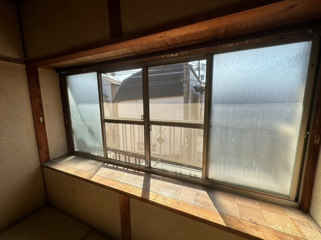 一戸建　山科区大塚南溝町のその他|西側の和室には出窓があります