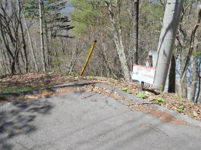 オリンポス三岳②木造２階建の前面道路含む現地写真