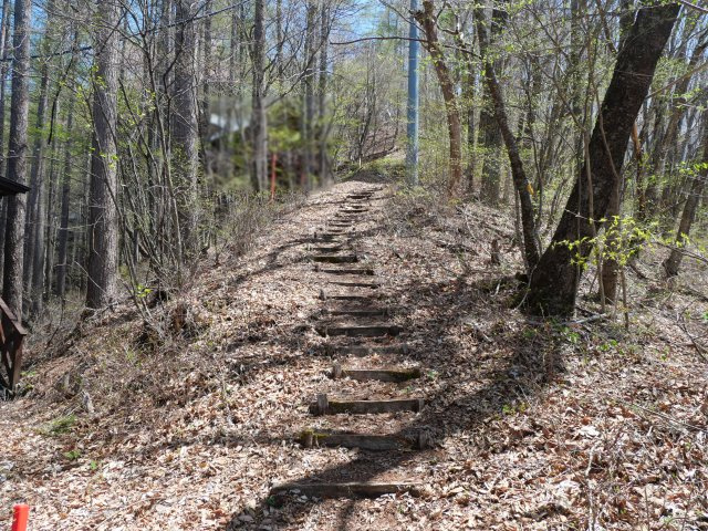 オリンポス三岳②木造２階建の前面道路含む現地写真|遊歩道