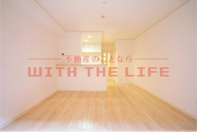 アセット【10,000円キャッシュバック対象物件】の内装|明るい色調の室内です