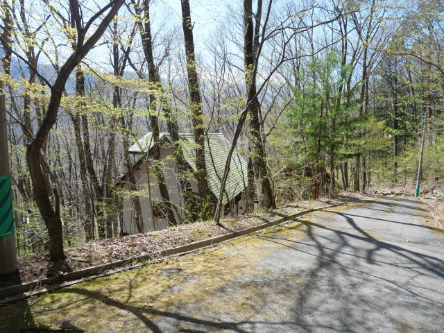 オリンポス三岳①木造２階建の前面道路含む現地写真