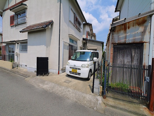筒井町戸建の駐車場