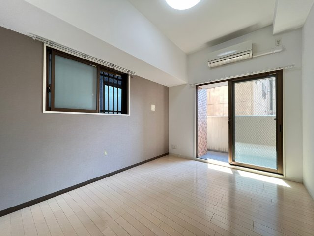 LUXE難波EASTの洋室