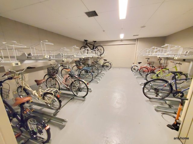 プレサンスタワー難波WEST 仲介手数料無料の駐車場