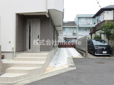 【駐車場】 | 鵠沼松が岡戸建 | 大型2台可能
