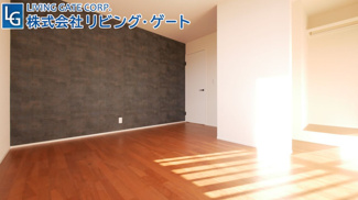 【洋室】 | 笛吹市石和町小石和 内外装一新で大変綺麗な建物 角地  | 2階7帖洋室。アクセントクロスでお洒落に決まっています。