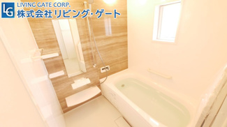 【浴室】 | 笛吹市石和町小石和 内外装一新で大変綺麗な建物 角地  | 換気面でも優れている窓付きの浴室。
