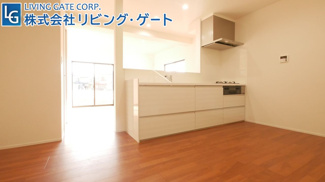 【キッチン】 | 笛吹市石和町小石和 内外装一新で大変綺麗な建物 角地  | 便利なカウンターキッチン　吊戸棚レスで明るいキッチンです。