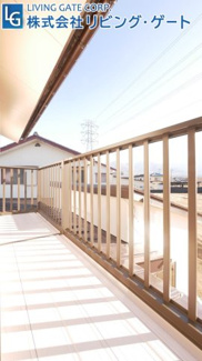 【バルコニー】 | 笛吹市石和町小石和 内外装一新で大変綺麗な建物 角地  | 南向きバルコニー。目の前に高い建物が無い為、陽当たり良好。