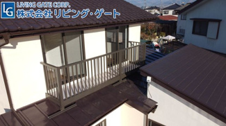 【バルコニー】 | 笛吹市石和町小石和 内外装一新で大変綺麗な建物 角地  | 2部屋からアクセス可能のバルコニー。