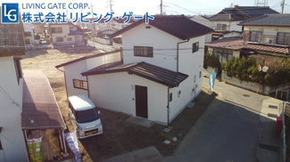 【外観】 | 笛吹市石和町小石和 内外装一新で大変綺麗な建物 角地  | たてもの北側やや上空から撮影。