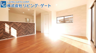 【居間・リビング】 | 笛吹市石和町小石和 内外装一新で大変綺麗な建物 角地  | 1階19帖リビング。南向きで陽当たり良好。