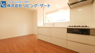 【キッチン】 | 笛吹市石和町小石和 内外装一新で大変綺麗な建物 角地  | 新品交換済みのシステムキッチン。ご家族の様子を見ながら料理が出来るカウンターキッチン。
