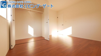 【洋室】 | 笛吹市石和町小石和 内外装一新で大変綺麗な建物 角地  | 1階7帖洋室。2面採光で陽当たり良好。