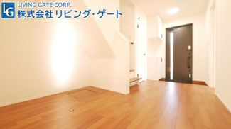 【玄関】 | 笛吹市石和町小石和 内外装一新で大変綺麗な建物 角地  | 1階階段下スペース。幅広いスペースになっており、大きな物の収納としても使用出来ます。