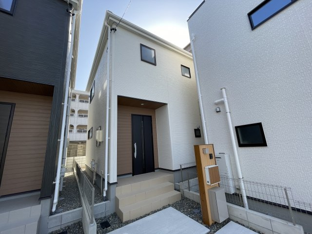 名東区牧の原　全4棟　＜仲介手数料無料＞牧の原小・牧の池中　新築一戸建ての外観|撮影
社長の村田です！
自らプレイヤーとして営業しています
長年の経験と実績から皆様により良いマイホーム購入のご提案をいたします。
住宅ローンの不安や購入後の不安等何でもご相談ください。