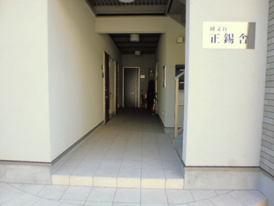 ★建物入り口／足元は素敵なタイル張り★