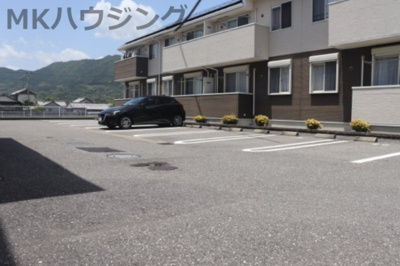 【駐車場】 | アルカンシエル土佐　Ⅲ | 大型の車も駐車できるスペース
