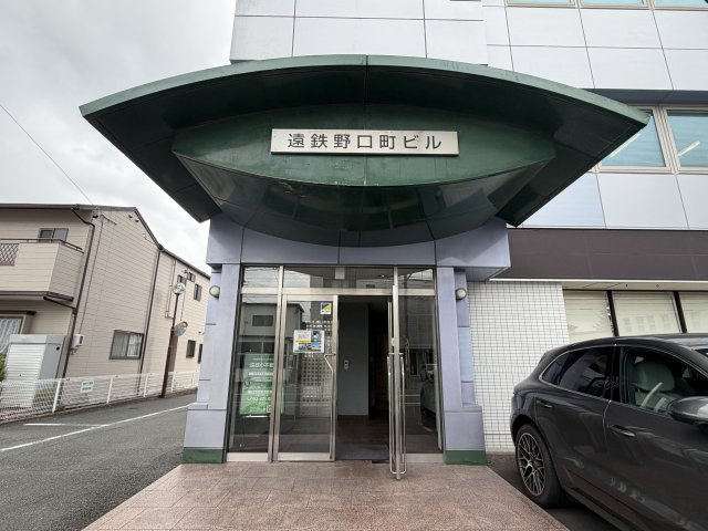 遠鉄野口町ビルのエントランス