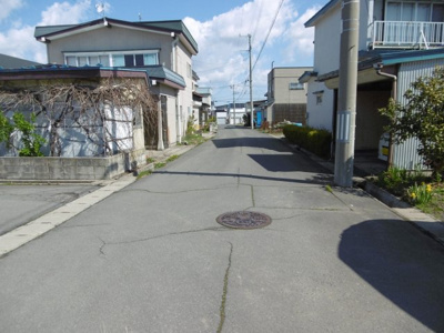 【前面道路含む現地写真】 | 黒石市錦町中古住宅