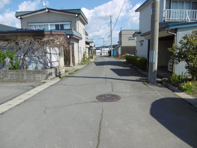 【前面道路含む現地写真】 | 黒石市錦町中古住宅