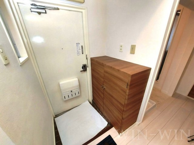 平川ガーデンハイツの玄関