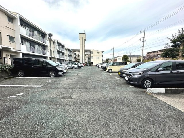 平川ガーデンハイツの駐車場
