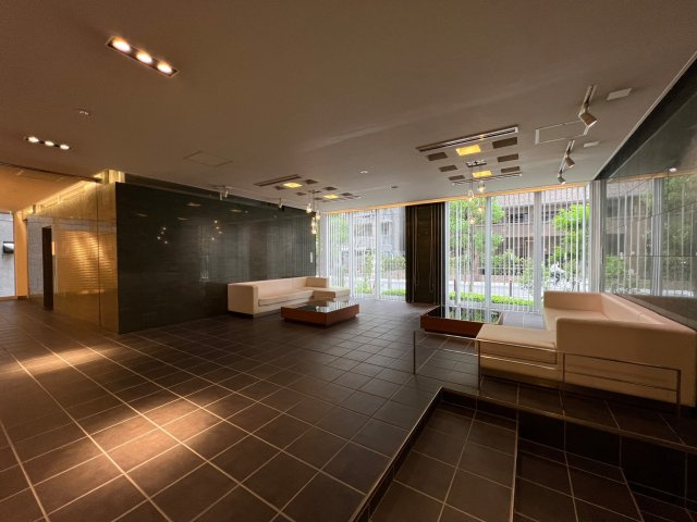 クロスレジデンス大阪新町のロビー