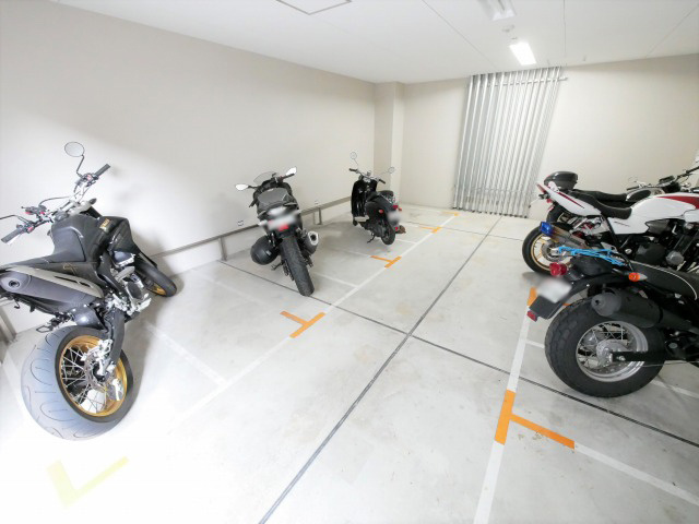 アーデンタワー本町イーストの駐車場