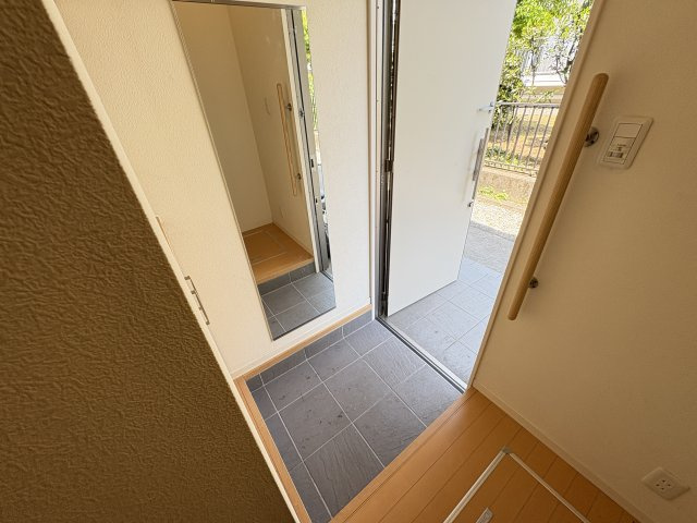 昭島市朝日町４丁目のアパートの玄関