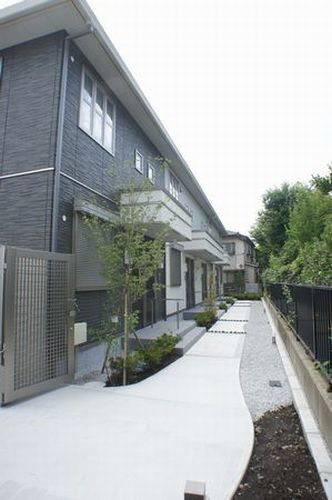 昭島市朝日町４丁目のアパートのエントランス
