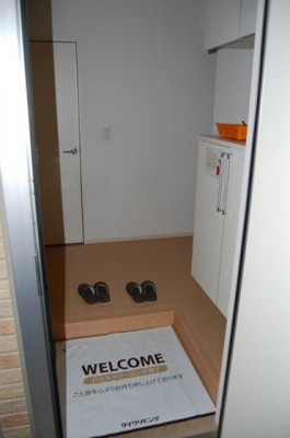 【玄関】 | リビングタウン阿倉川　A | ※同建物同型別のお部屋