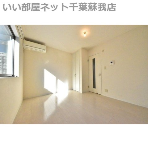 フォレストツインハウスⅡB棟の寝室|明るい洋室です