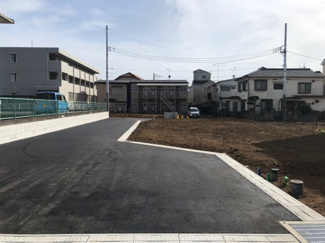 【前面道路含む現地写真】 | 9号地から見た位置指定道路です。回転部分が8メートルありますので、大きな車でも切り返せますし、南側なので日当たり良好です！！
