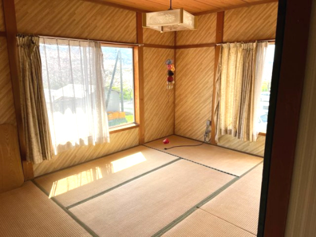 小津町　戸建の和室|２F　窓が大きく、光と風を感じる事ができます。一部傾きがあります。