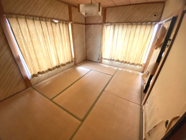 小津町　戸建の和室|２F　窓が大きく、光と風を感じる事ができます。壁・襖は生活感があります。一部傾きがあります。