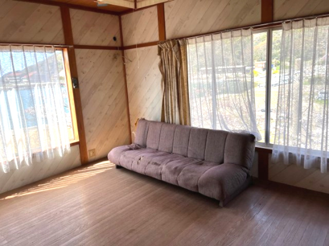 小津町　戸建の和室|２F　海が見え、光と風を感じる事ができます。一部傾きがあります。